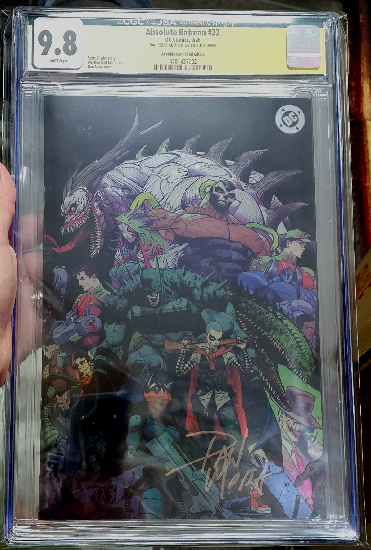 CGC 9.8 Absolute Batman #22 Avenida Convention Foil Dan Mora Exclusive Limited to only 250 Copies!